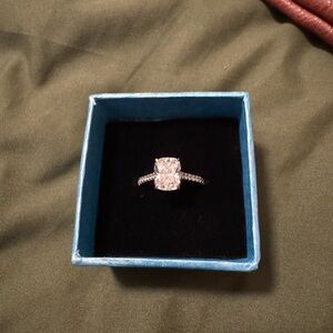 Elegant Sterling Silver Ring with Cubic zirconia